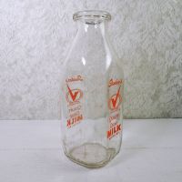 Vintage 1961 Stueber's Wausau Wis. quart pyro ACL glass milk bottle with a large Q with a checkmark thru it Quality Chekd : Right View - Click to enlarge