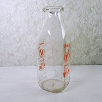 Vintage 1961 Stueber's Wausau Wis. quart pyro ACL glass milk bottle with a large Q with a checkmark thru it Quality Chekd : Left View - Click to enlarge