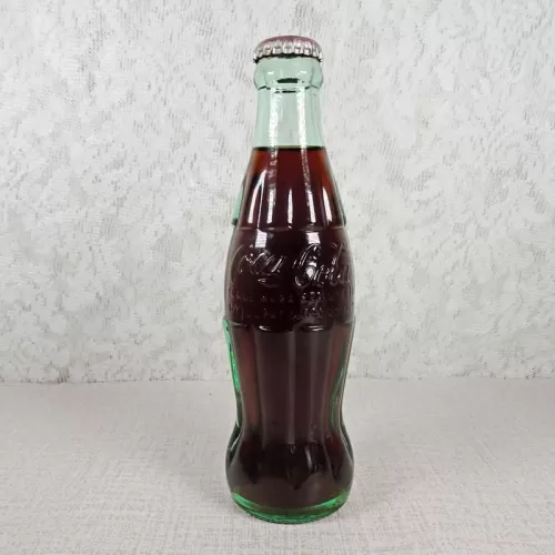 Minneapolis Minnesota vintage 8 oz full hobbleskirt no refill Coke bottle. Red Classic cap: Front
