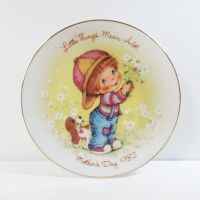 1982 Mother's Day Avon small decorative collector plate titled Little Things showing a little boy and his puppy: Top View - Click to enlarge